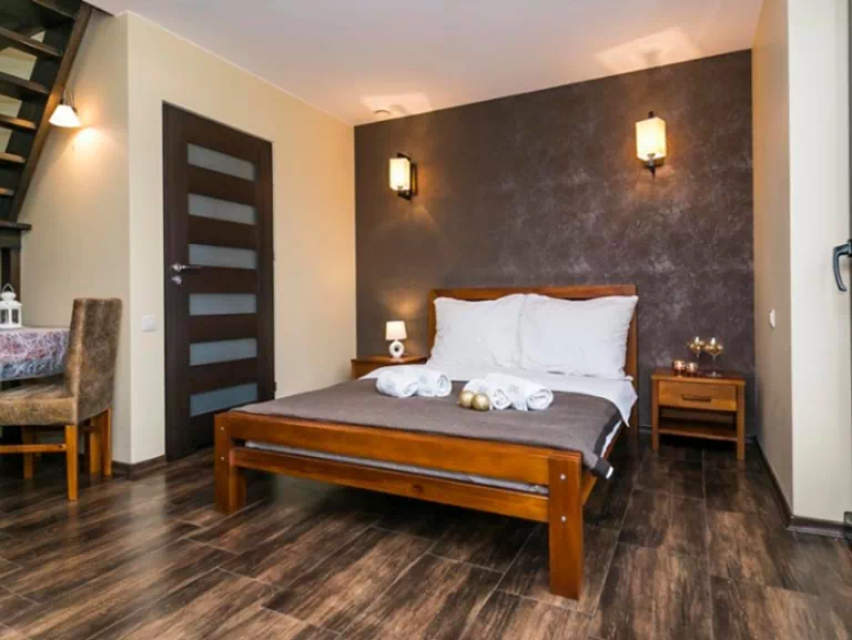 łóżko stojące na drewnianych panelach